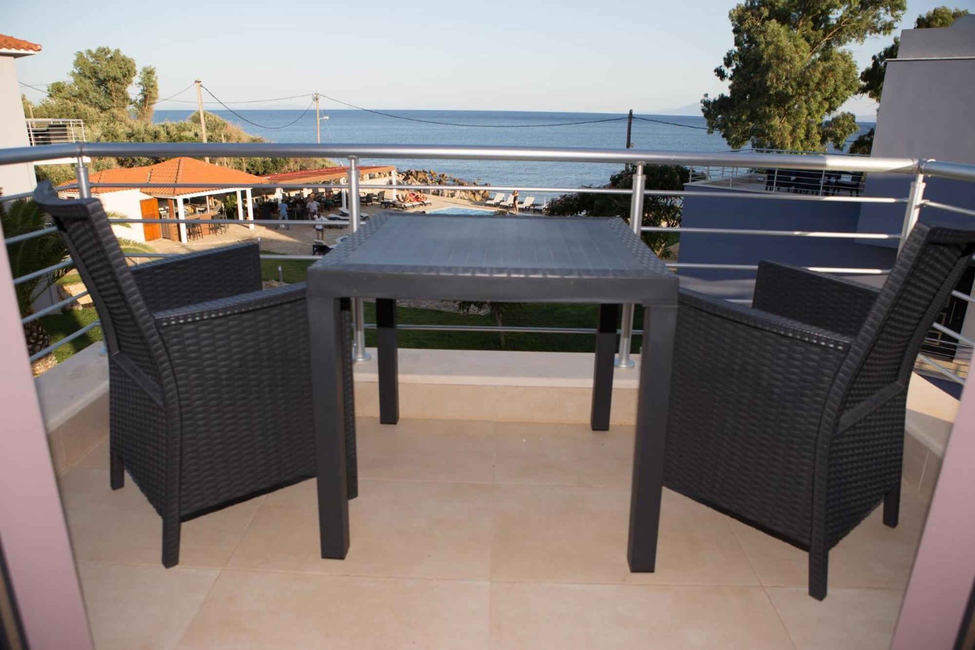 Blue Waves Luxury Suites By The Sea Plomari Екстериор снимка