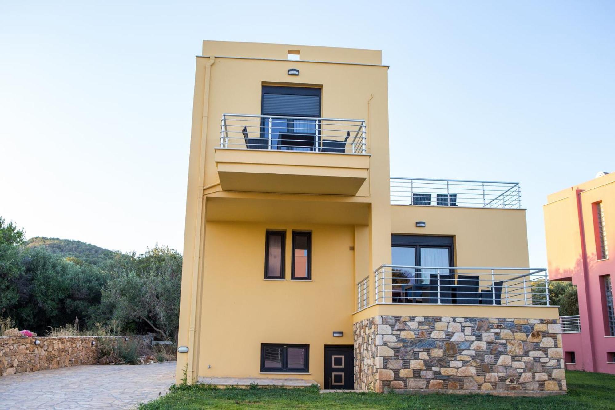Blue Waves Luxury Suites By The Sea Plomari Екстериор снимка