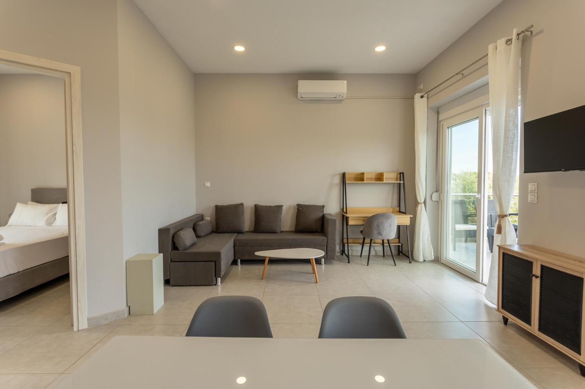 Blue Waves Luxury Suites By The Sea Plomari Екстериор снимка