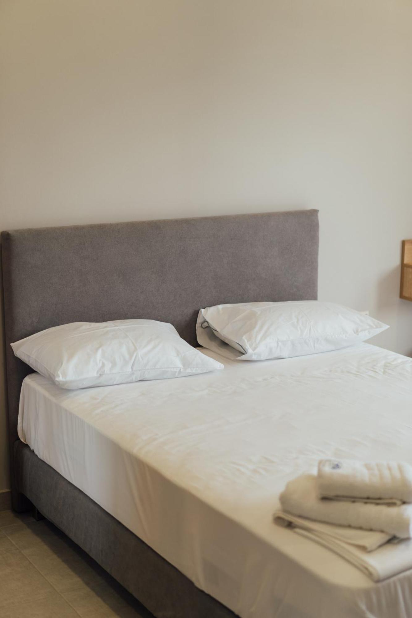 Blue Waves Luxury Suites By The Sea Plomari Екстериор снимка