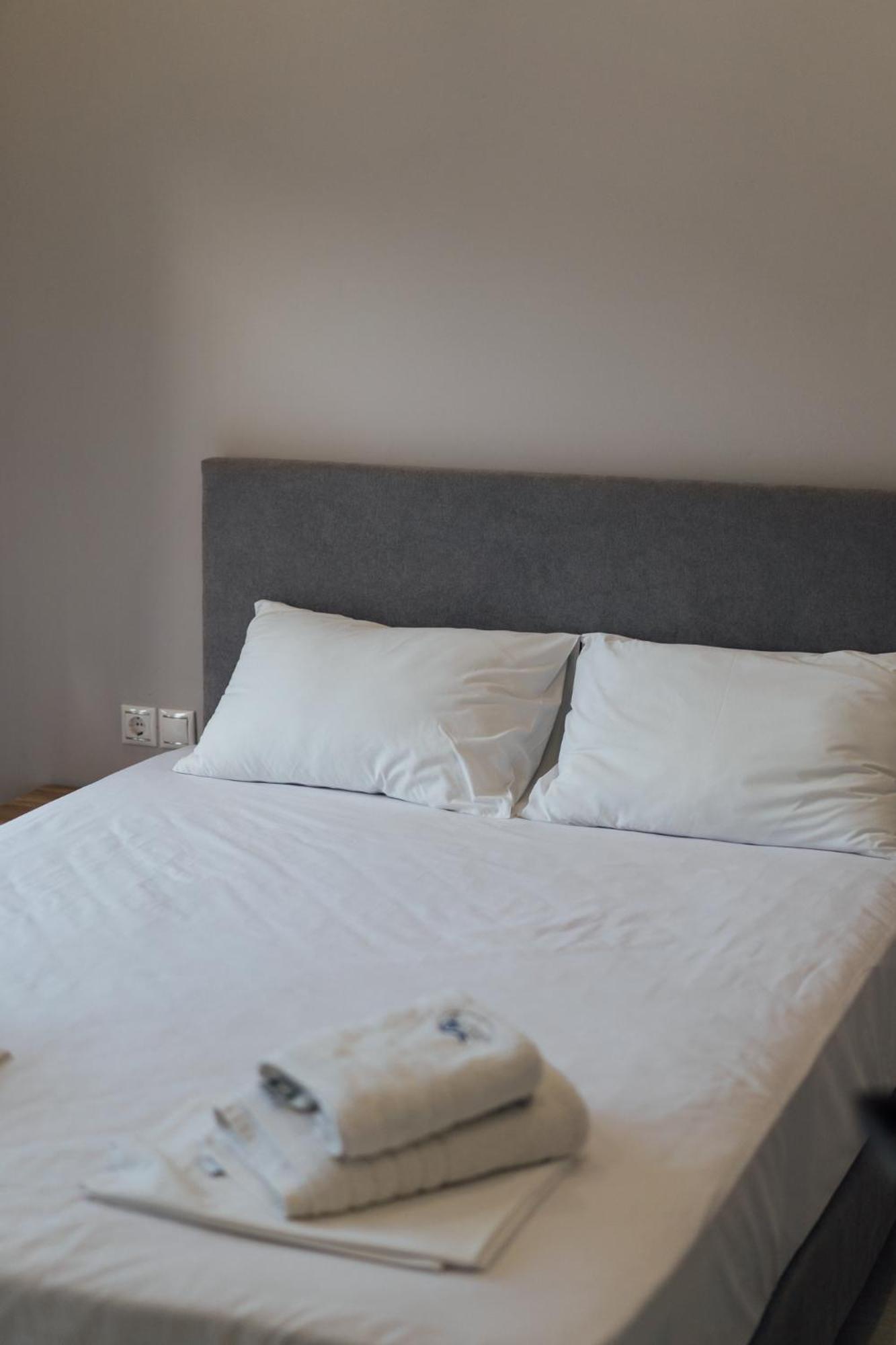 Blue Waves Luxury Suites By The Sea Plomari Екстериор снимка