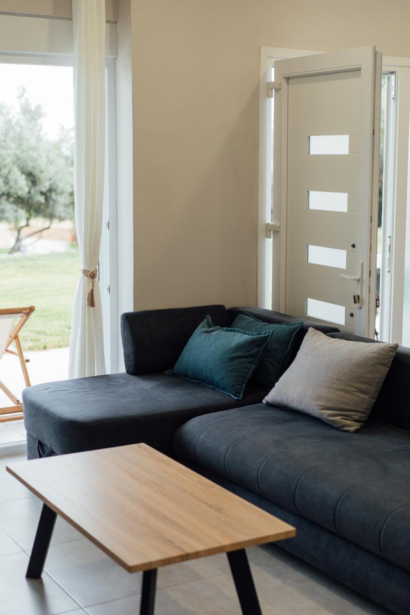 Blue Waves Luxury Suites By The Sea Plomari Екстериор снимка