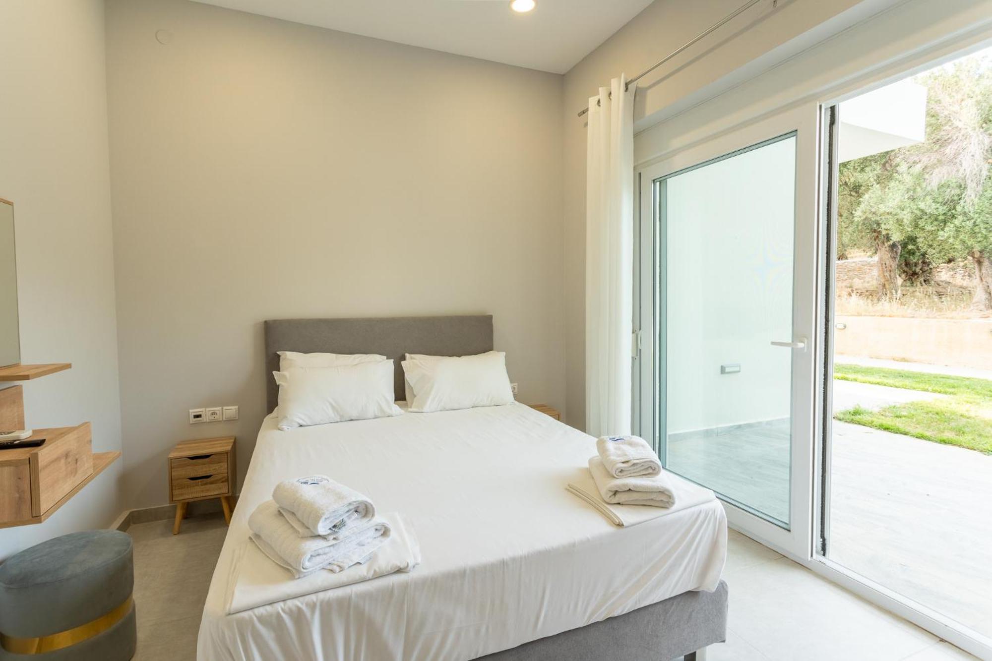 Blue Waves Luxury Suites By The Sea Plomari Екстериор снимка