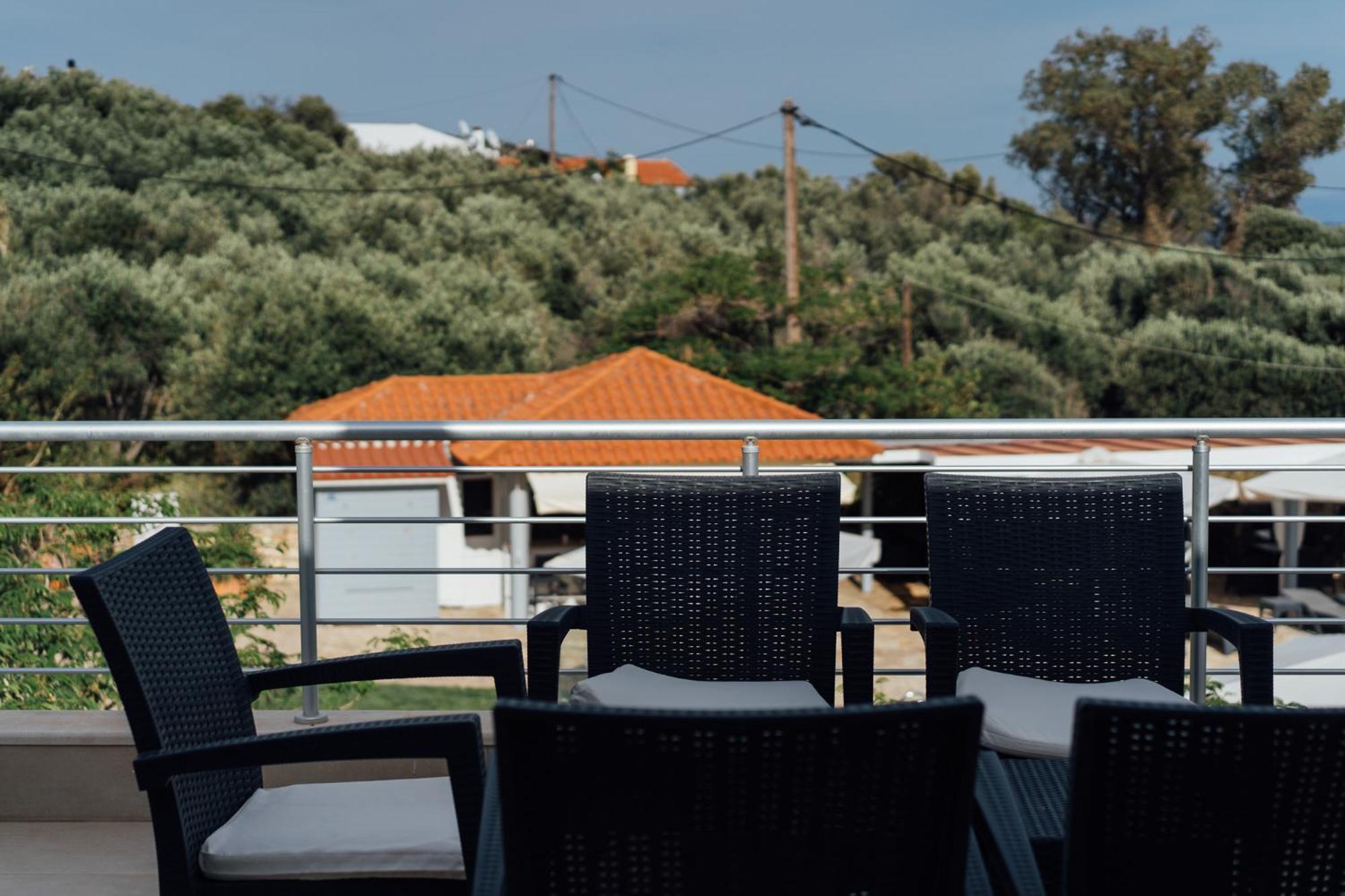 Blue Waves Luxury Suites By The Sea Plomari Екстериор снимка
