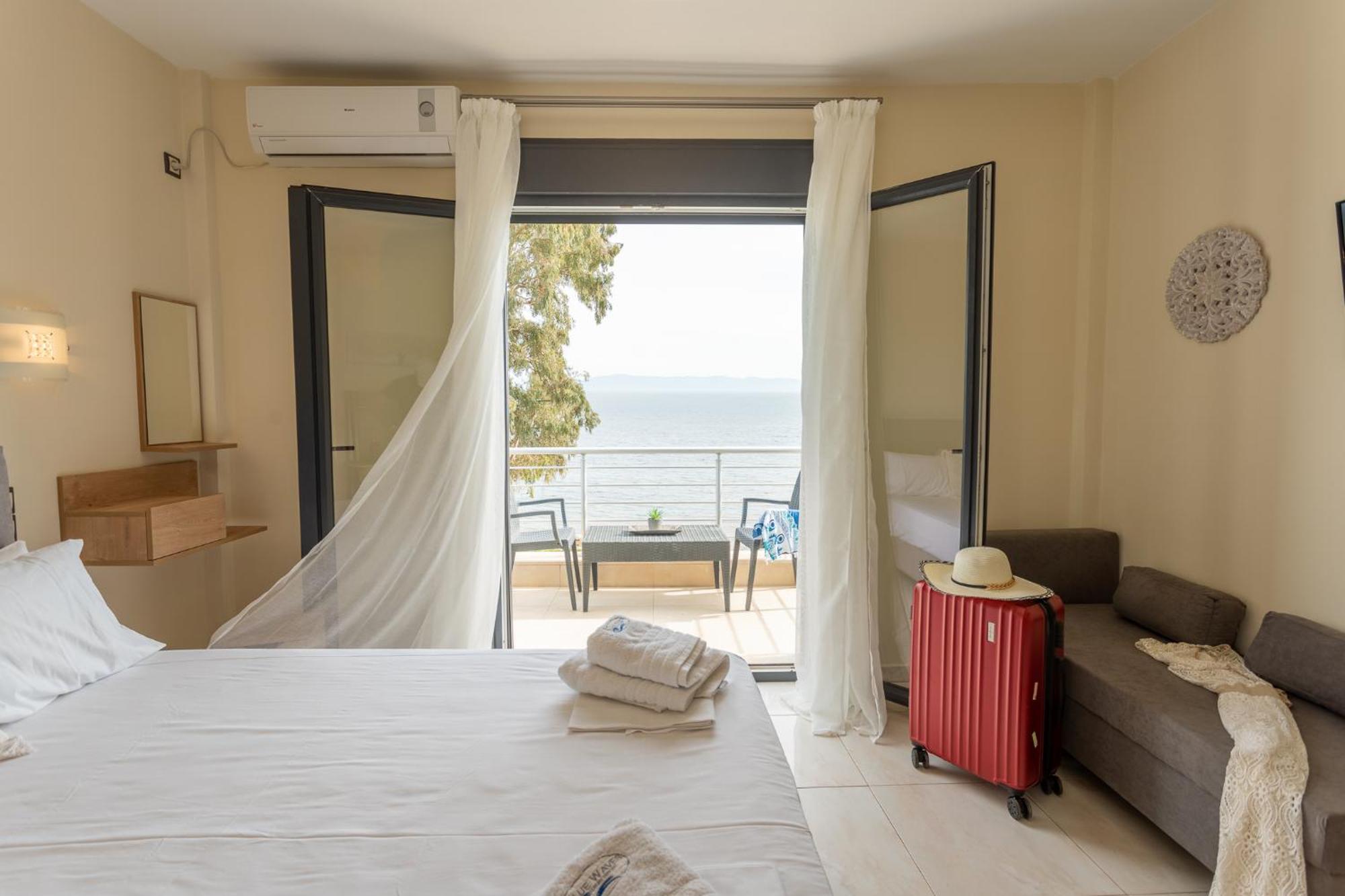 Blue Waves Luxury Suites By The Sea Plomari Екстериор снимка