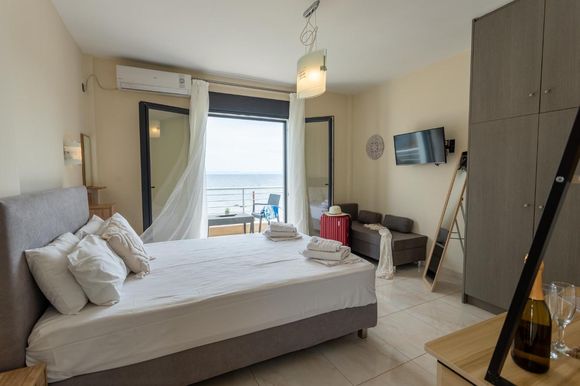 Blue Waves Luxury Suites By The Sea Plomari Екстериор снимка