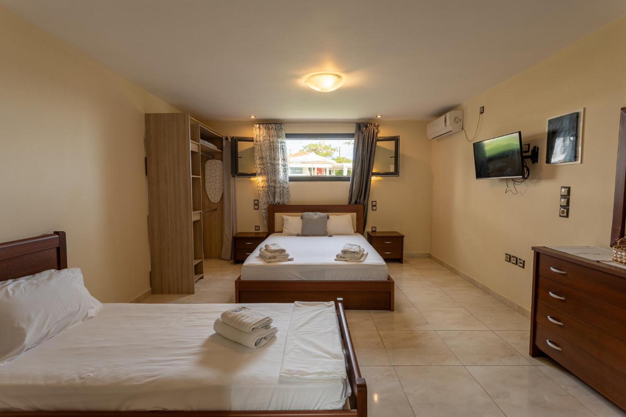 Blue Waves Luxury Suites By The Sea Plomari Екстериор снимка