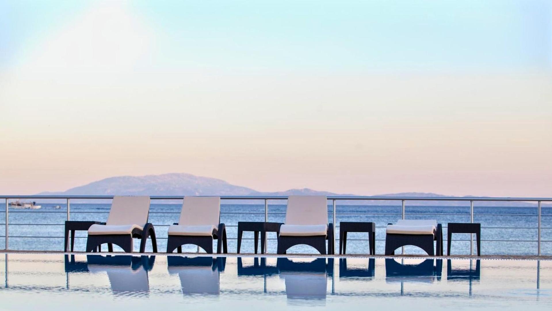 Blue Waves Luxury Suites By The Sea Plomari Екстериор снимка