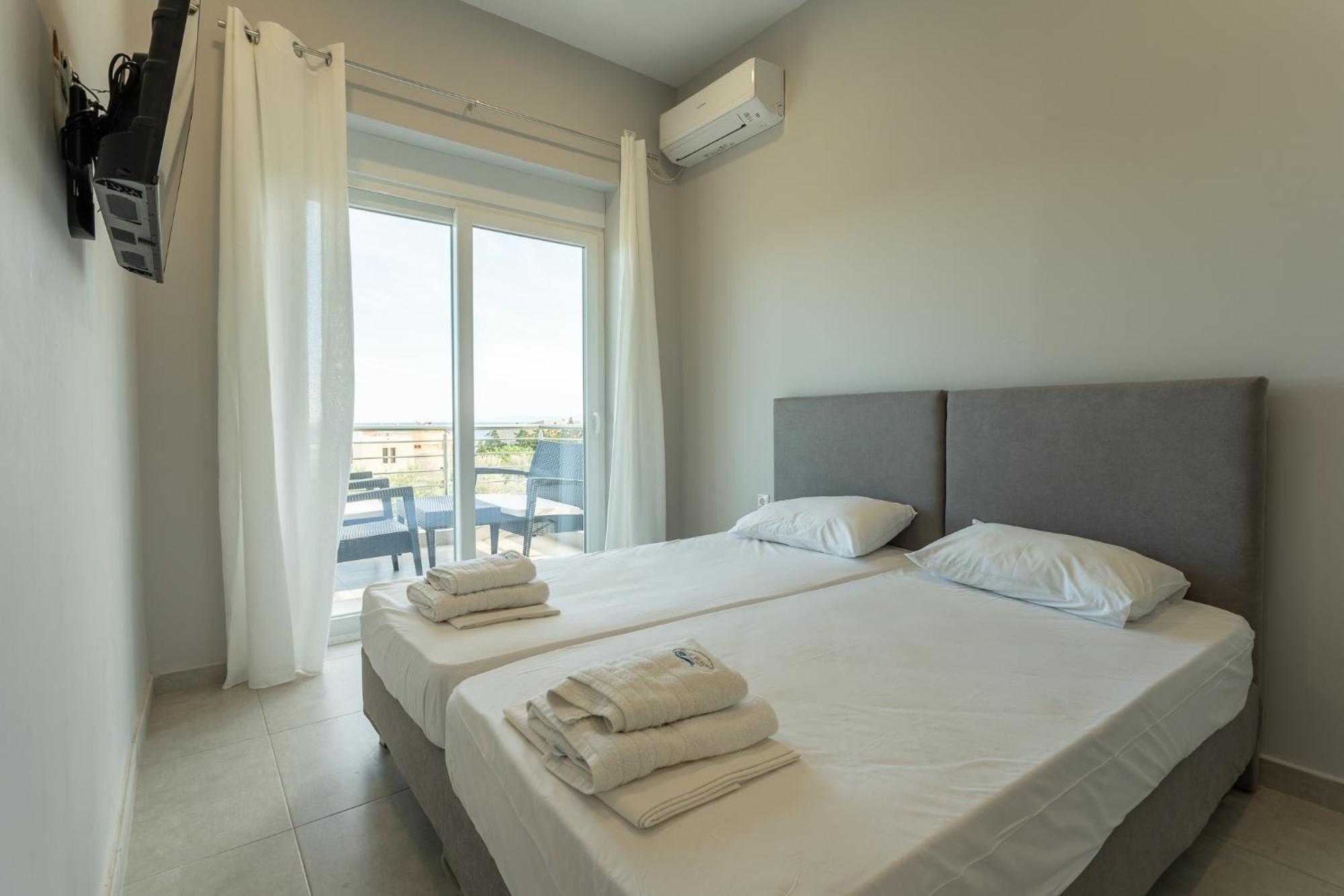 Blue Waves Luxury Suites By The Sea Plomari Екстериор снимка